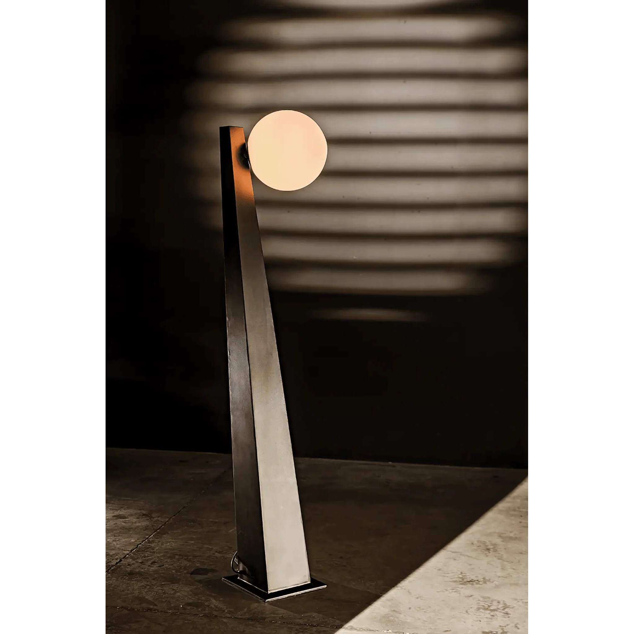 Roy Floor Lamp, Black Metal - Remutear