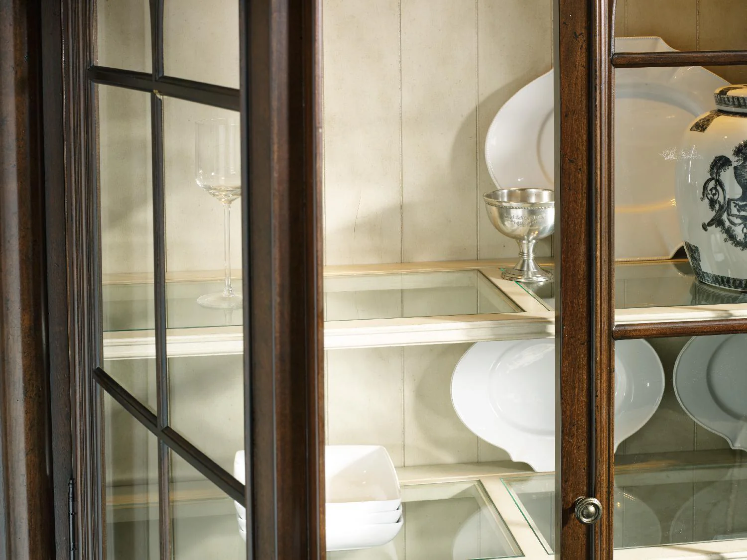 Leesburg Display Cabinet - Remutear