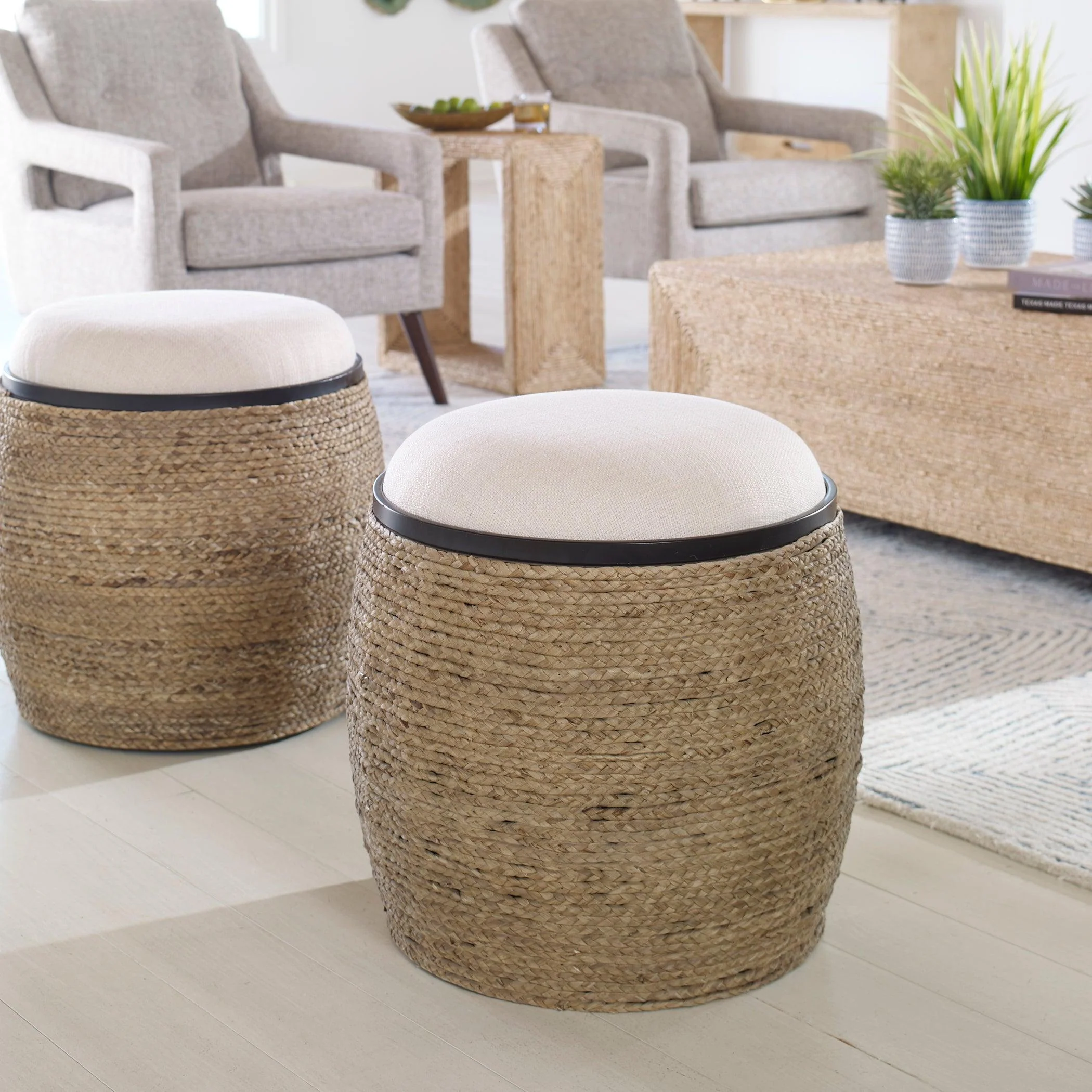 ISLAND STRAW ACCENT STOOL - Remutear