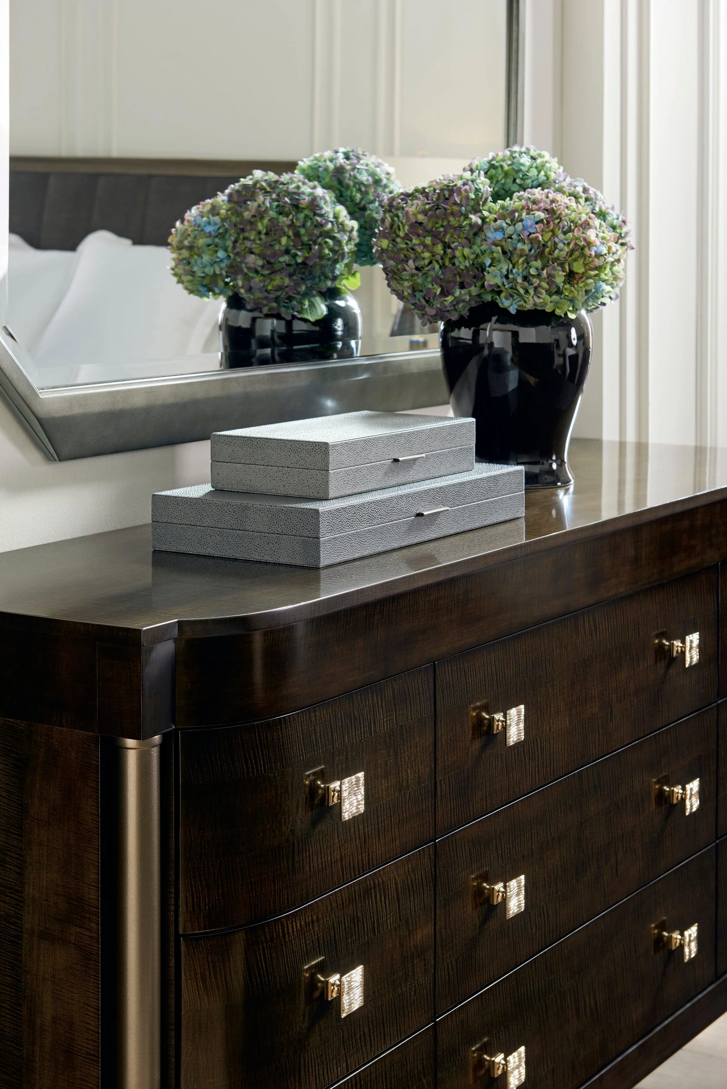 DRAMATIC PRESENCE DRESSER - Remutear