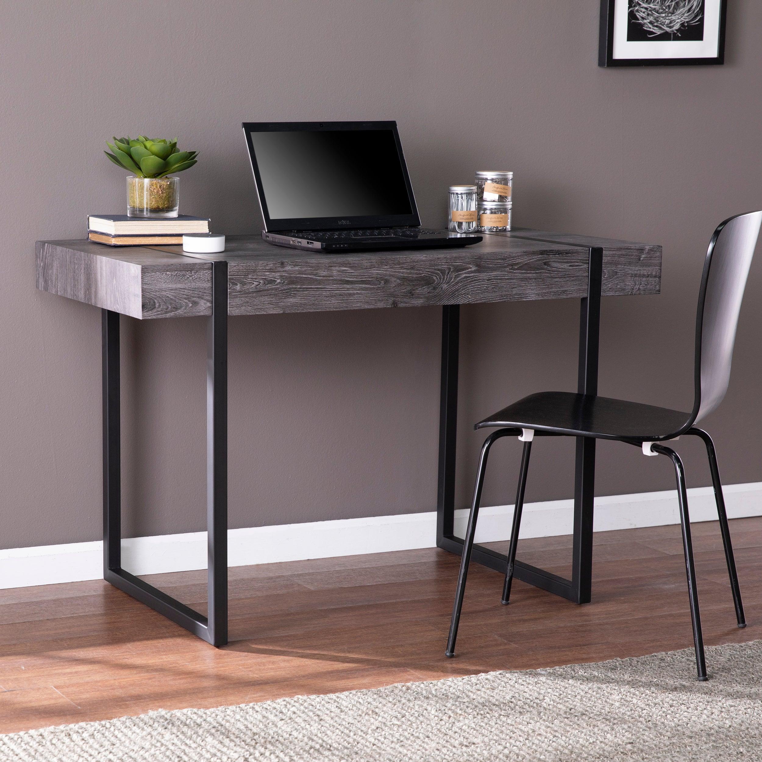 Harkriven Small Space Desk - Remutear