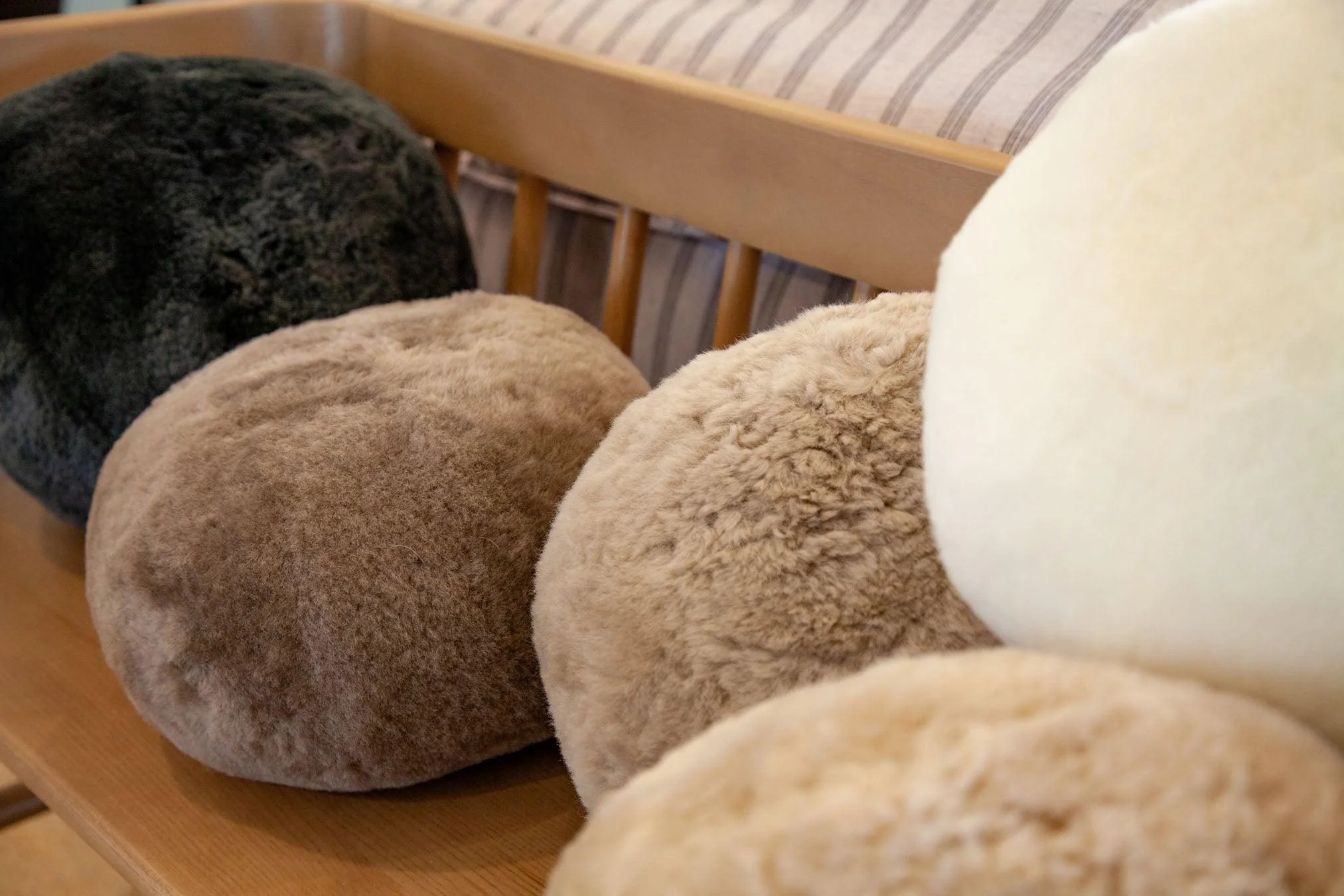 Short Wool Sheepskin Ball Cushion - Remutear