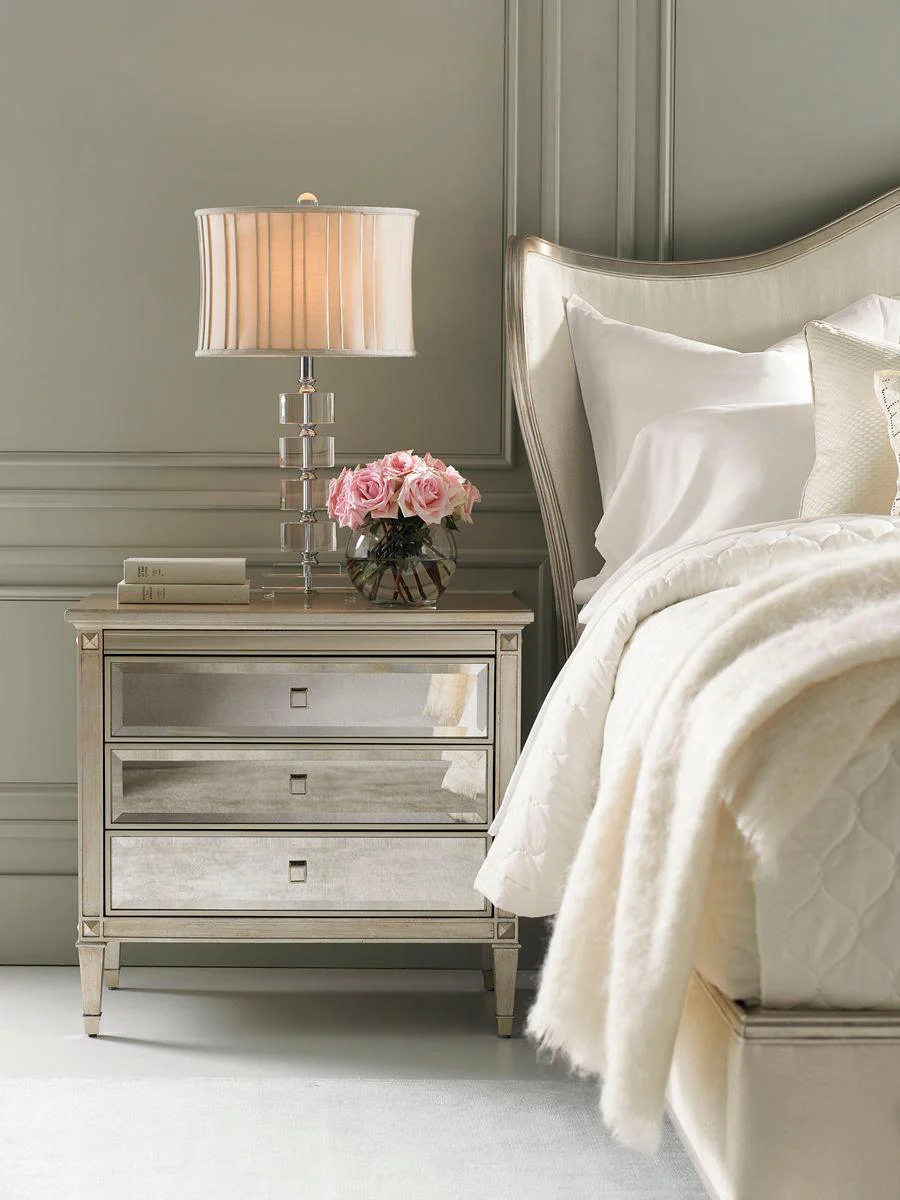 A CLASSIC BEAUTY NIGHTSTAND - Remutear