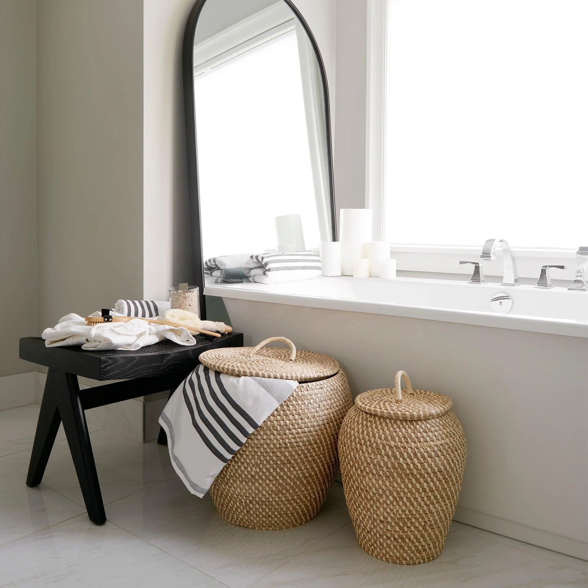 Kalopa Set of 2 Seagrass Floor Baskets w/ Flat Handled Lid - Remutear