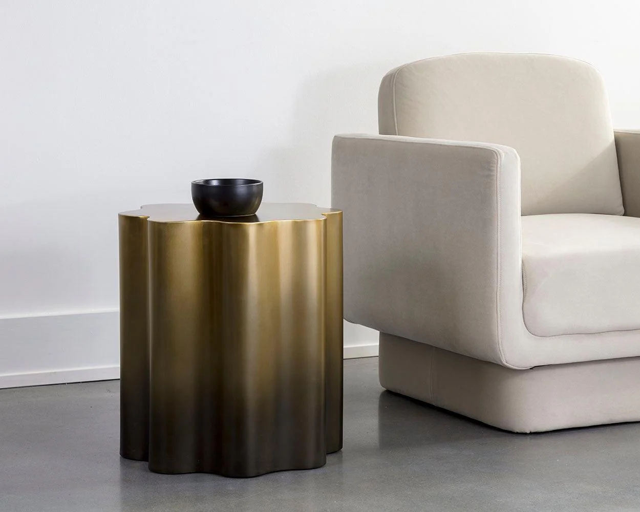 Dahlia End Table - Remutear