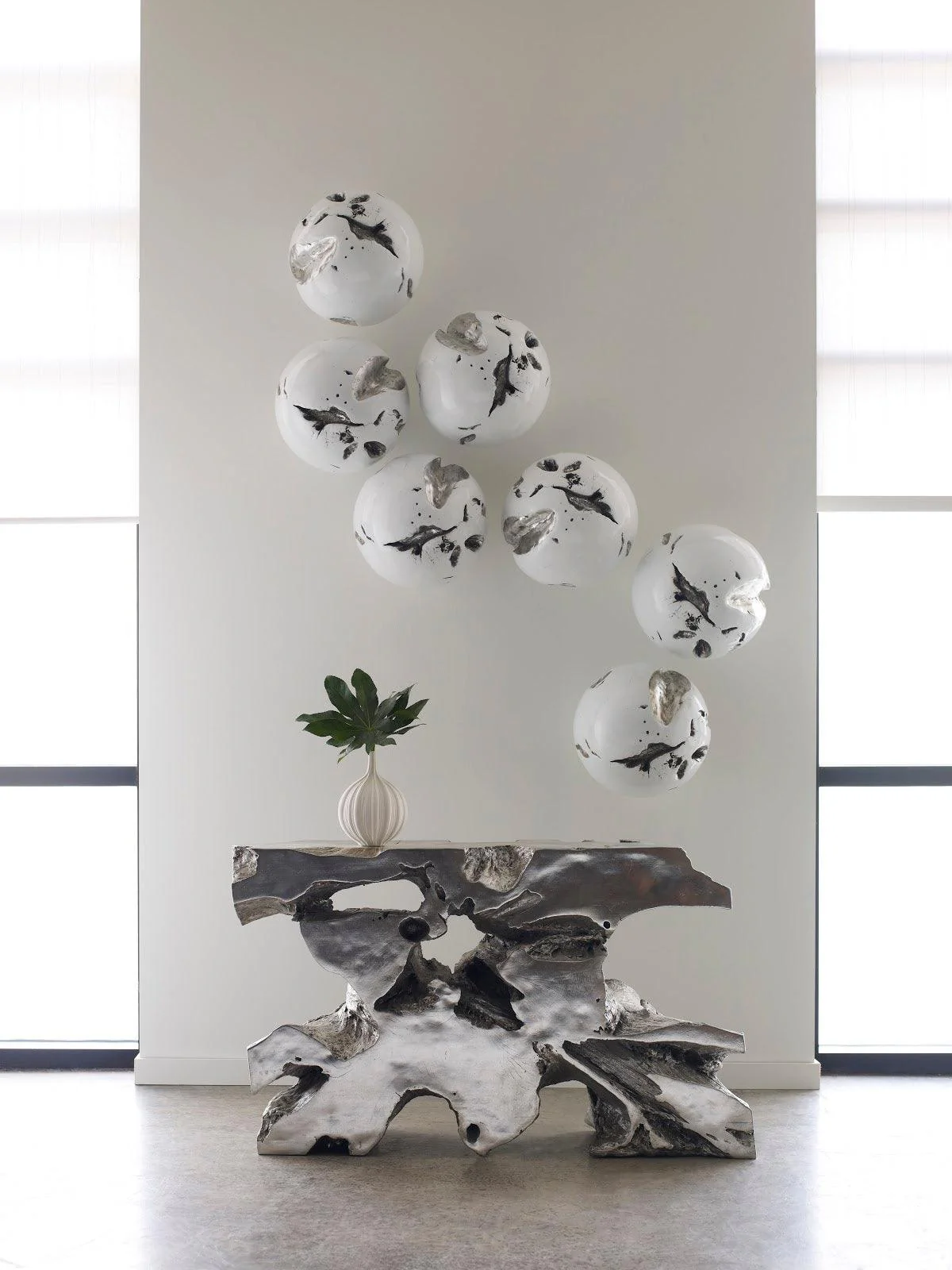 Cast Root Wall Ball, Silver Leaf, White, LG - Remutear