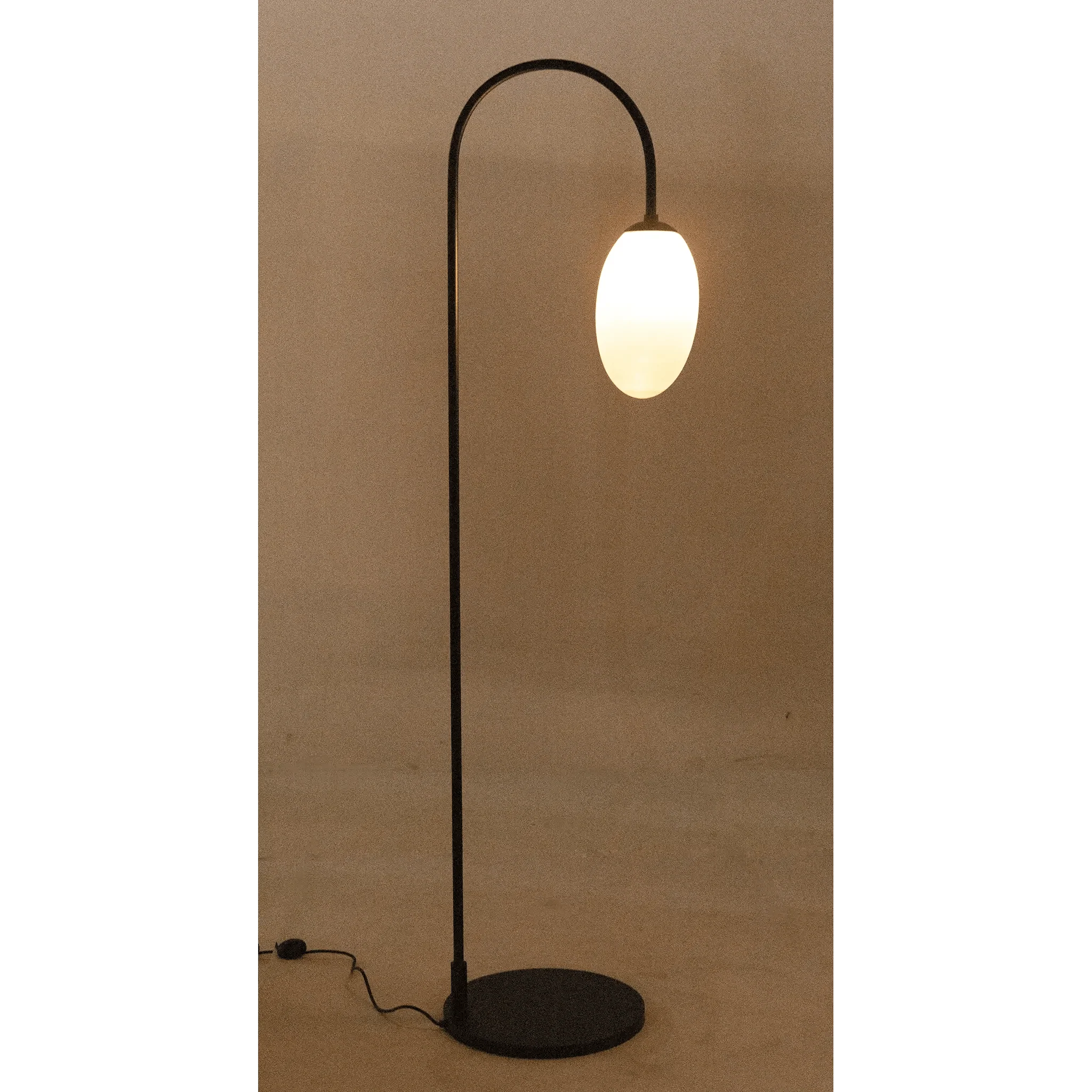 Swan Floor Lamp, Black Steel - Remutear
