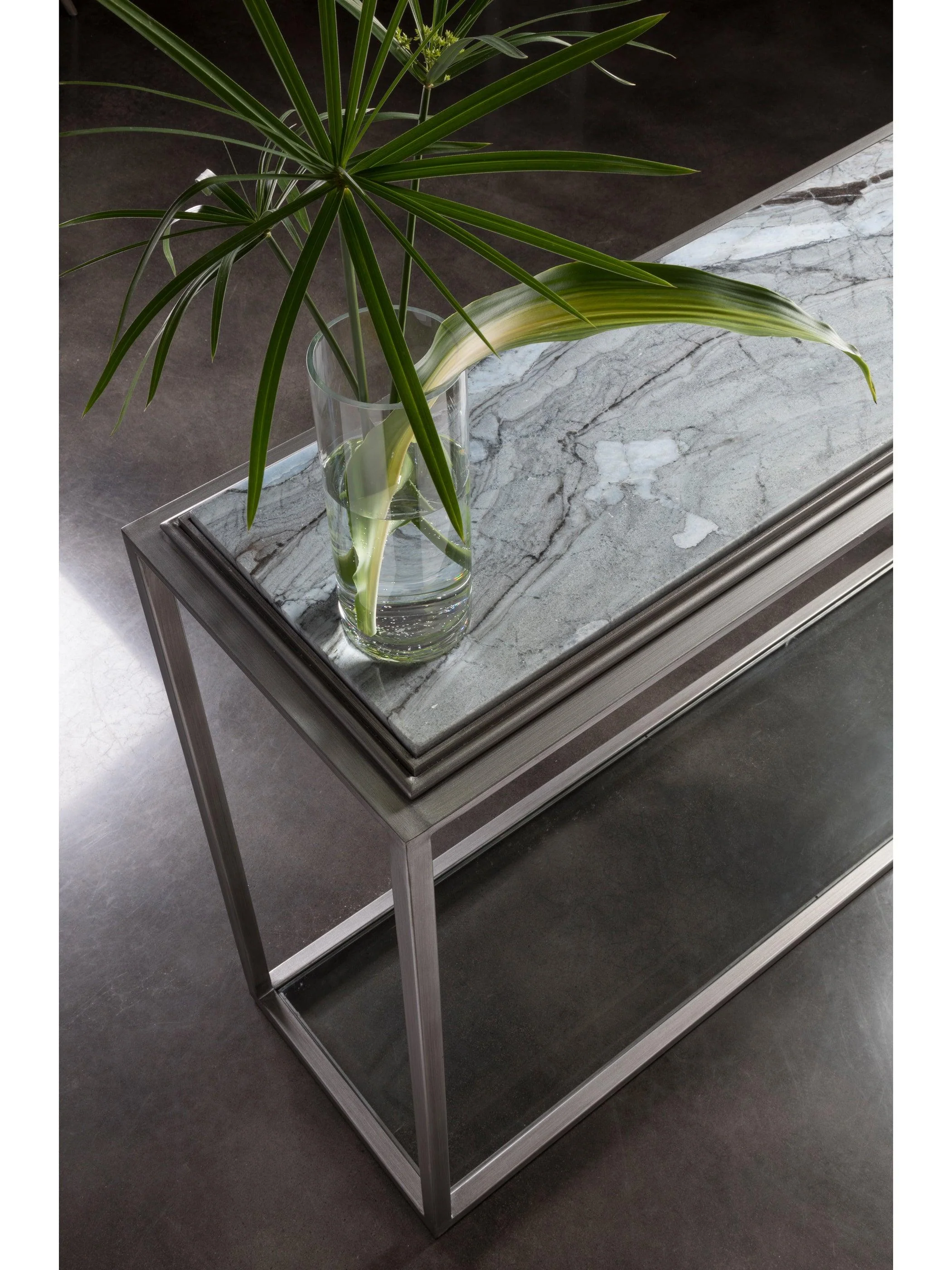 Signature Designs Treville Console - Remutear